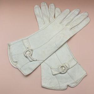 Vintage ivory kid leather women’s gloves.